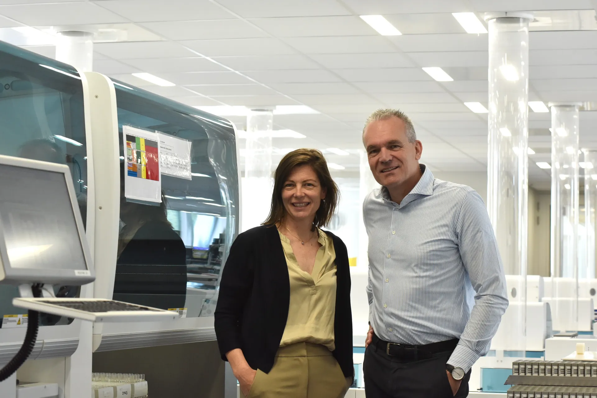 Twee mensen in een moderne laboratoriumruimte.